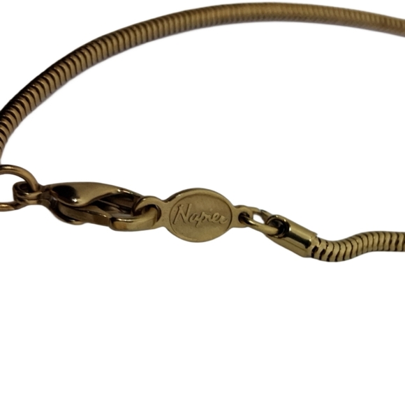 NAPIER VINTAGE GOLD TONE FAUX PEARL NECKLACE & DROP EARRINGS - Picture 6 of 8